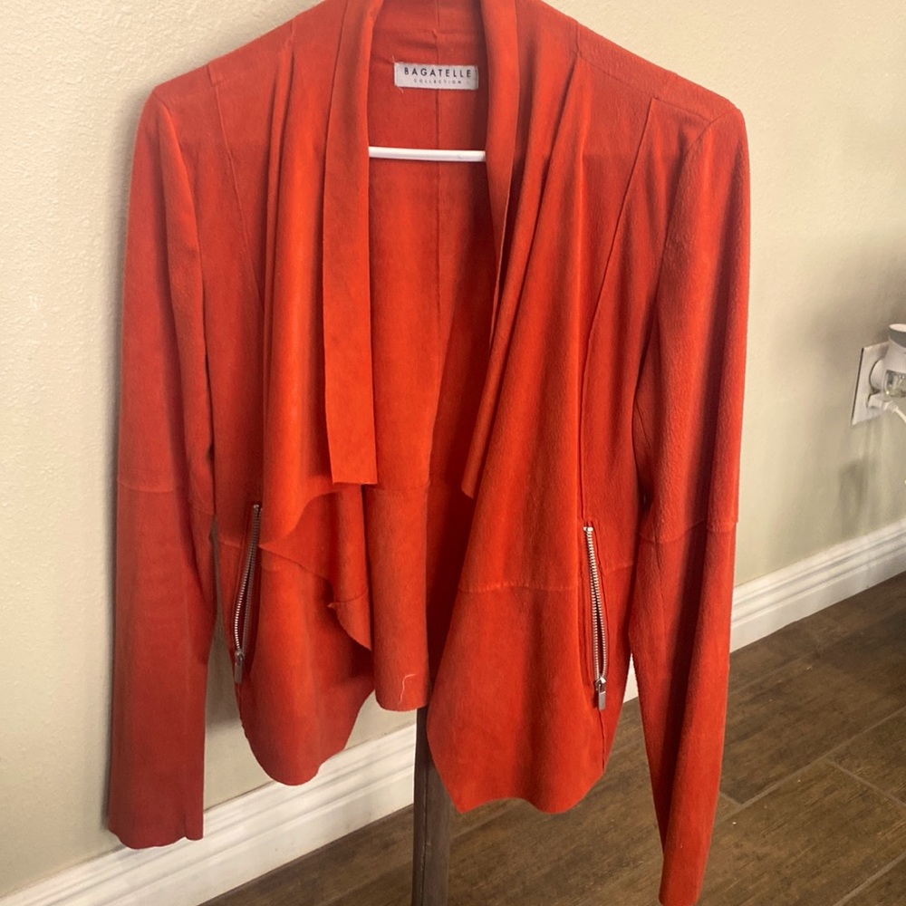 Jacket is size small, it’s light slightly worn with pockets. It’s very soft.